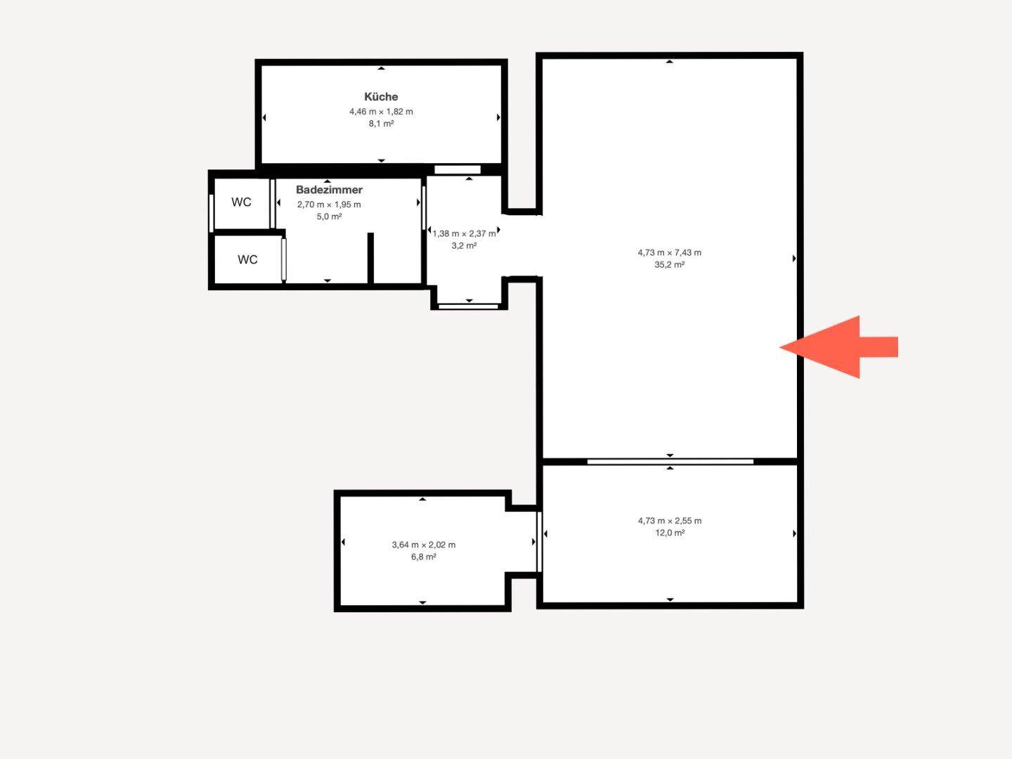 Grundriss einer Wohnung mit Küche, Badezimmer und separaten WCs, gekennzeichnet durch rote Pfeile.