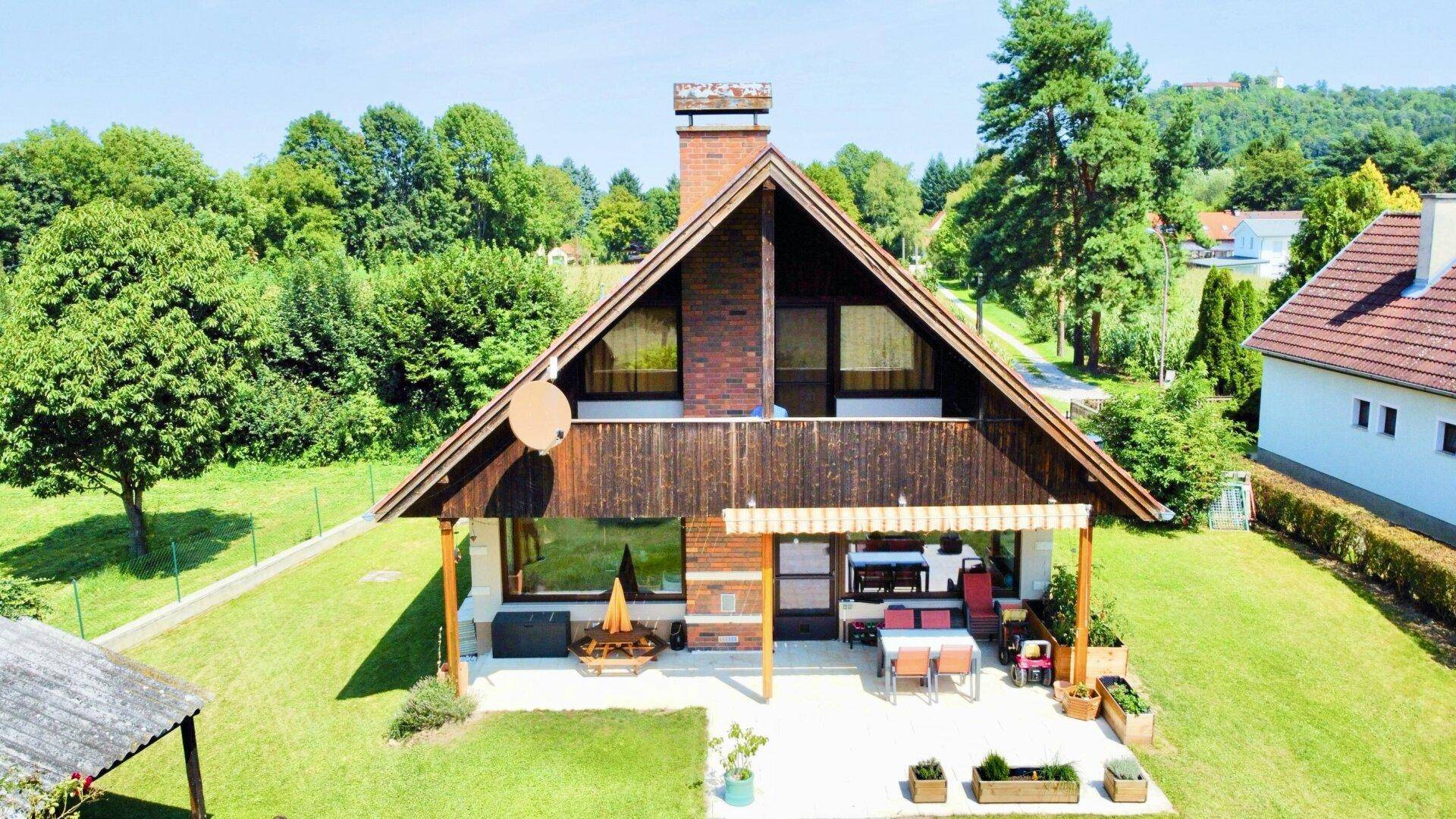 Hausansicht mit Terrasse