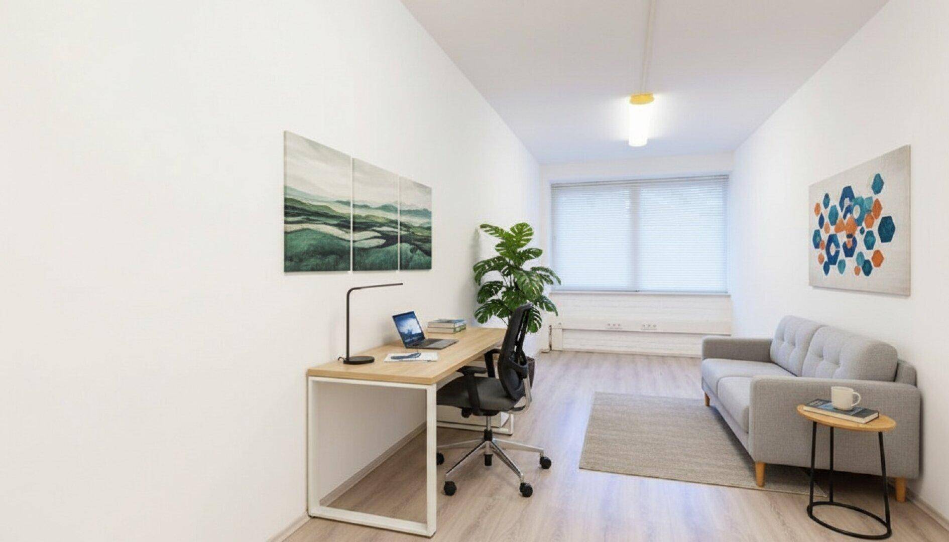 Gemütlicher Arbeitsbereich mit Schreibtisch und Sofa, ideal für konzentriertes Arbeiten oder Entspannung.