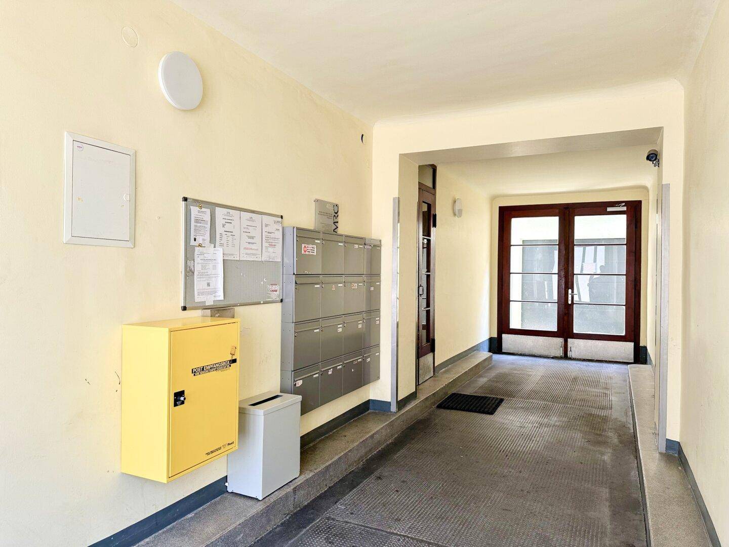 Eingangsbereich mit Briefkästen und Zugang zum Treppenhaus und den Wohnungen.