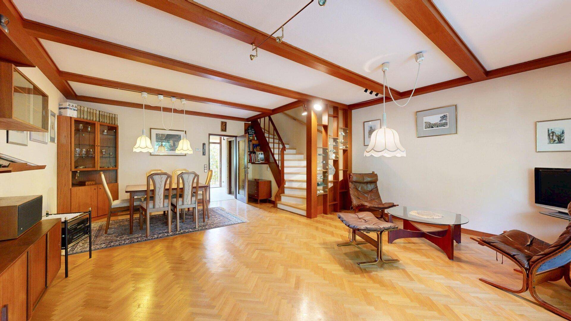 Schönes Reihenhaus mit Entwicklungsmöglichkeit in bester Lage | Garten | Loggia | Keller | Garage - Ansicht 2
