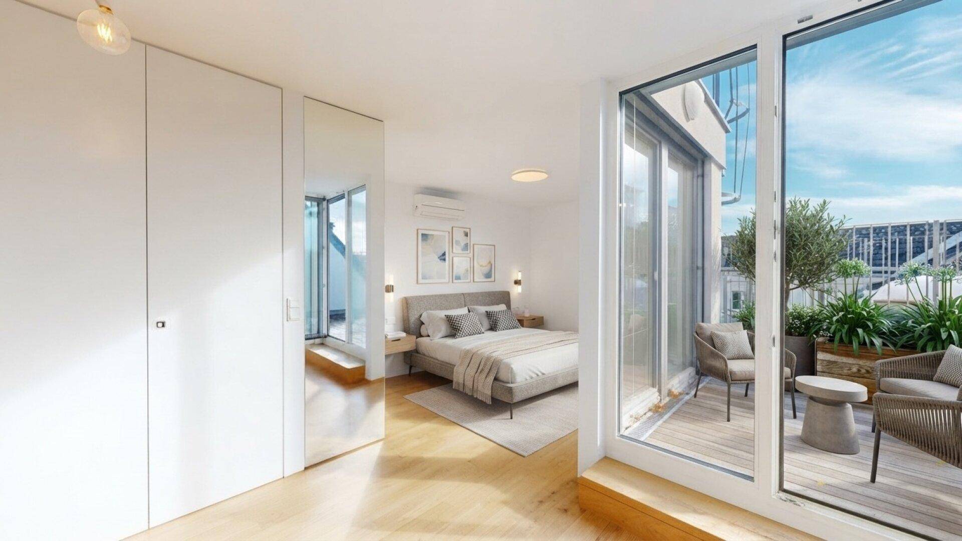 Helles Schlafzimmer mit Holzboden, Einbauschränken und großem Fenster zur Dachterrasse.