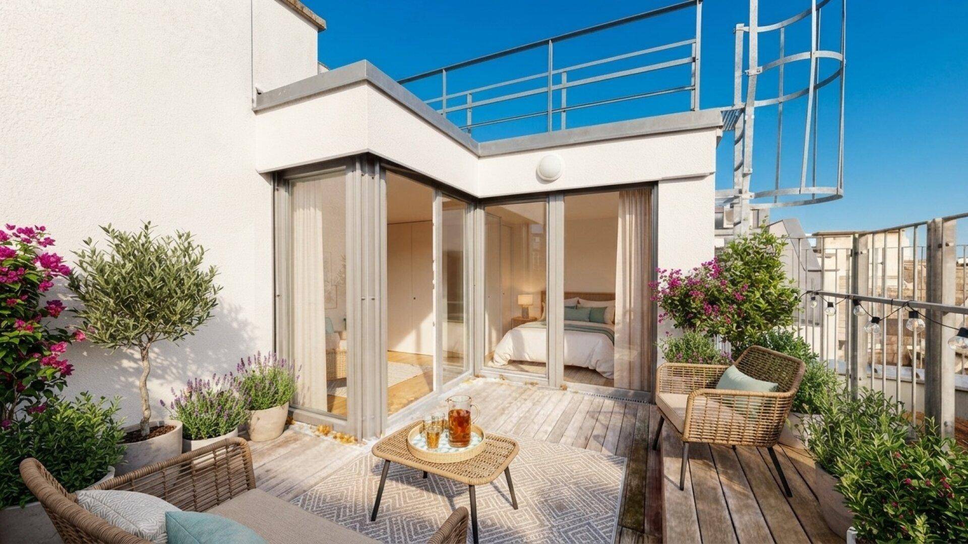 Sonnige Dachterrasse mit Holzdeck, Sitzgelegenheiten und Pflanzen, ideal zum Entspannen.