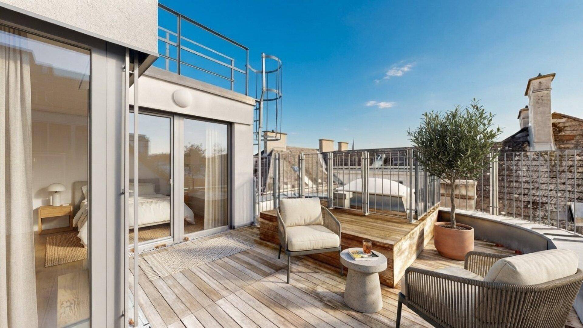 Geräumige Dachterrasse mit Holzdeck, bequemen Sitzmöbeln und weitem Blick über die Dächer.