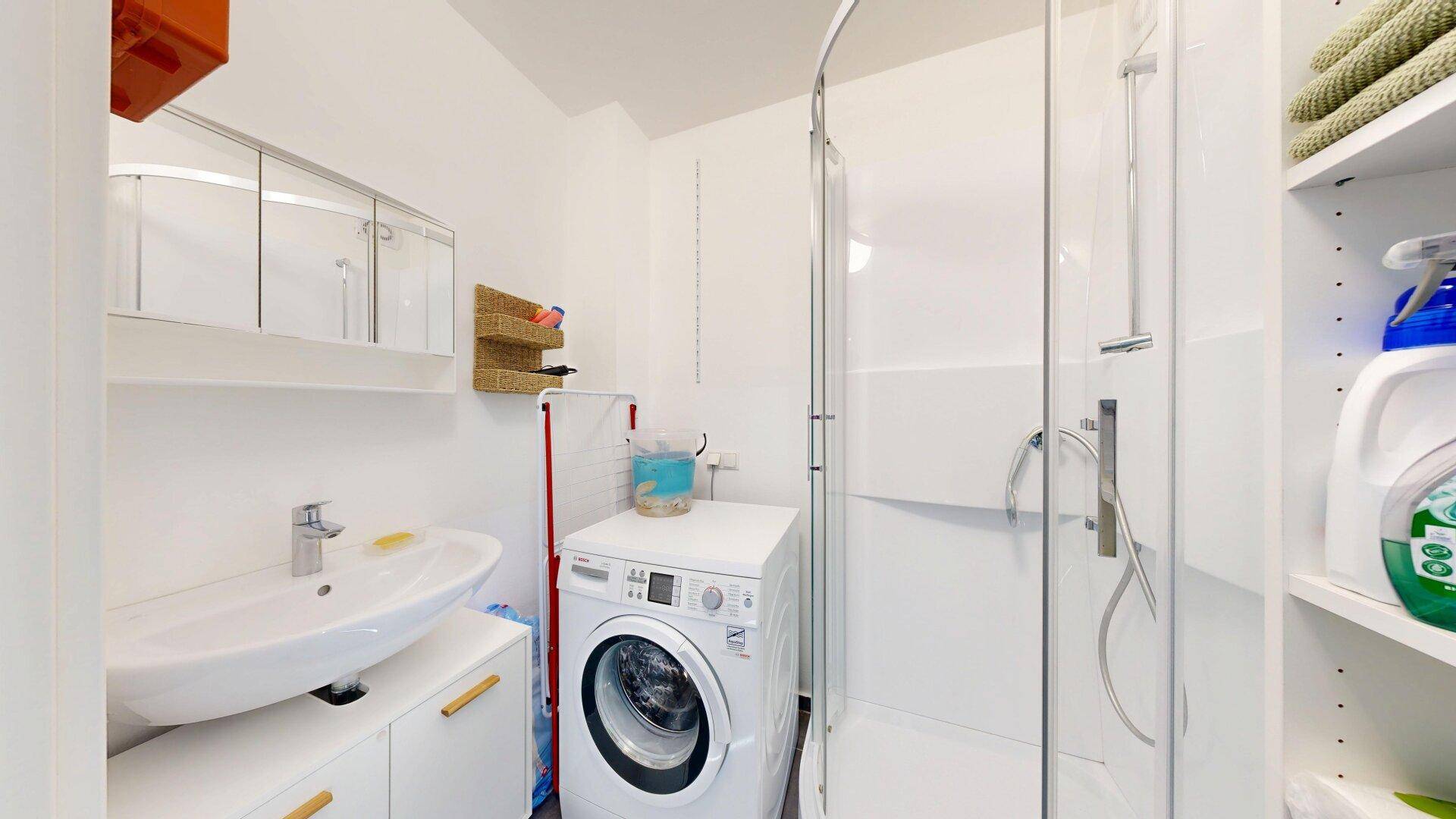 Badezimmer/Abstellraum EG