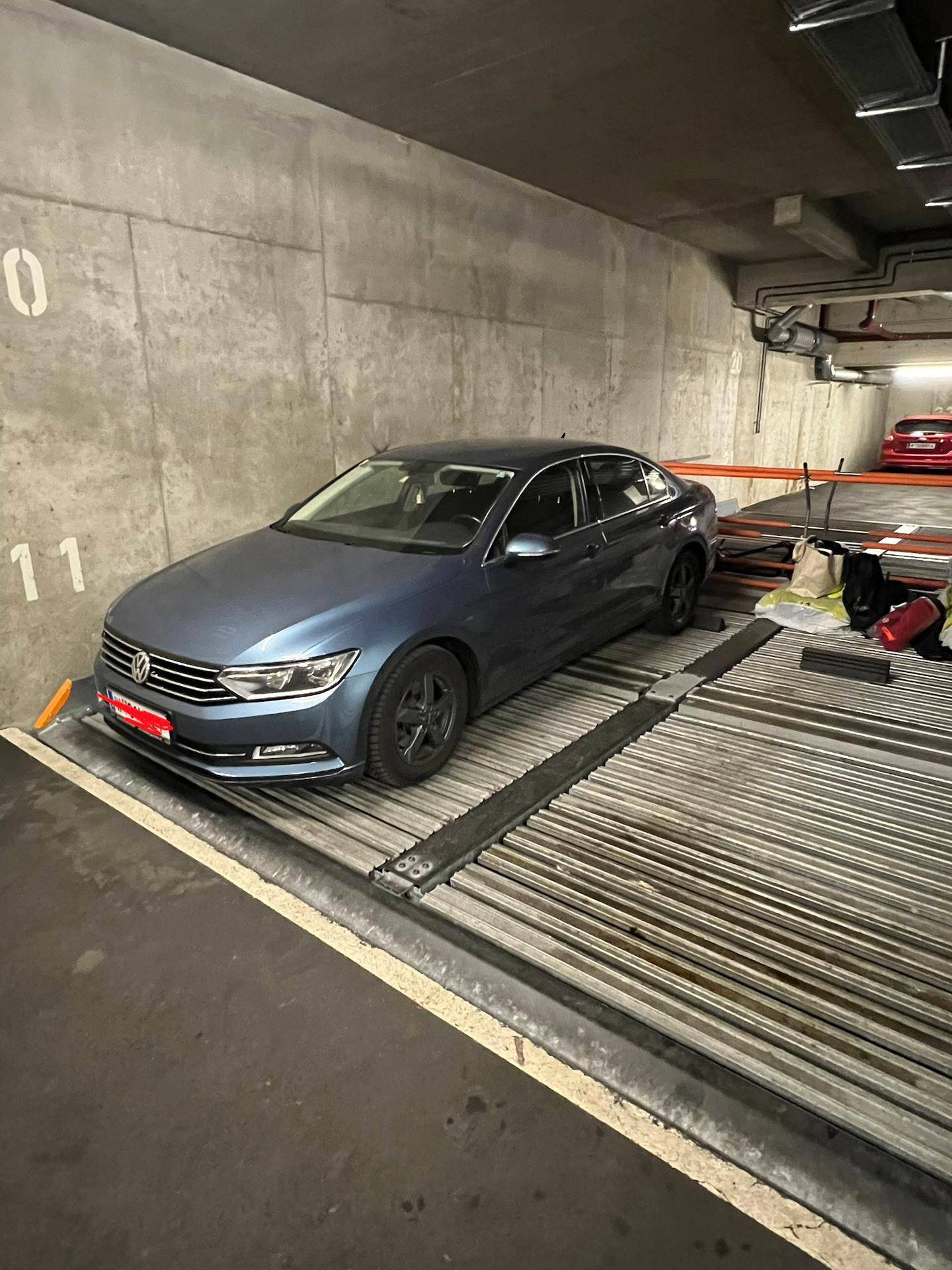 Fahrzeug auf einem mechanischen Parksystem in der Tiefgarage abgestellt.