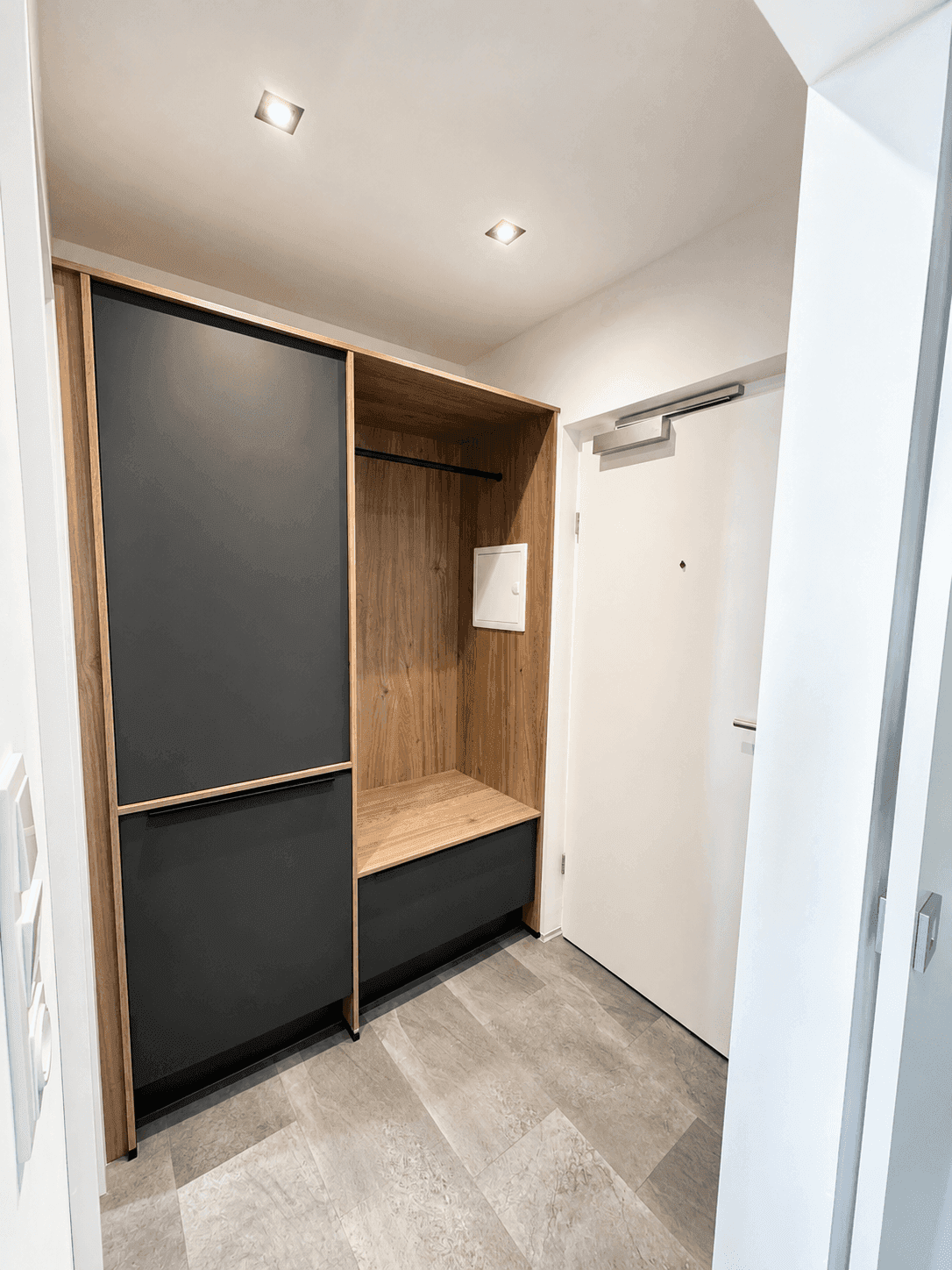 Eingangsbereich mit praktischer Garderobe und integrierten Schränken, die viel Stauraum bieten.