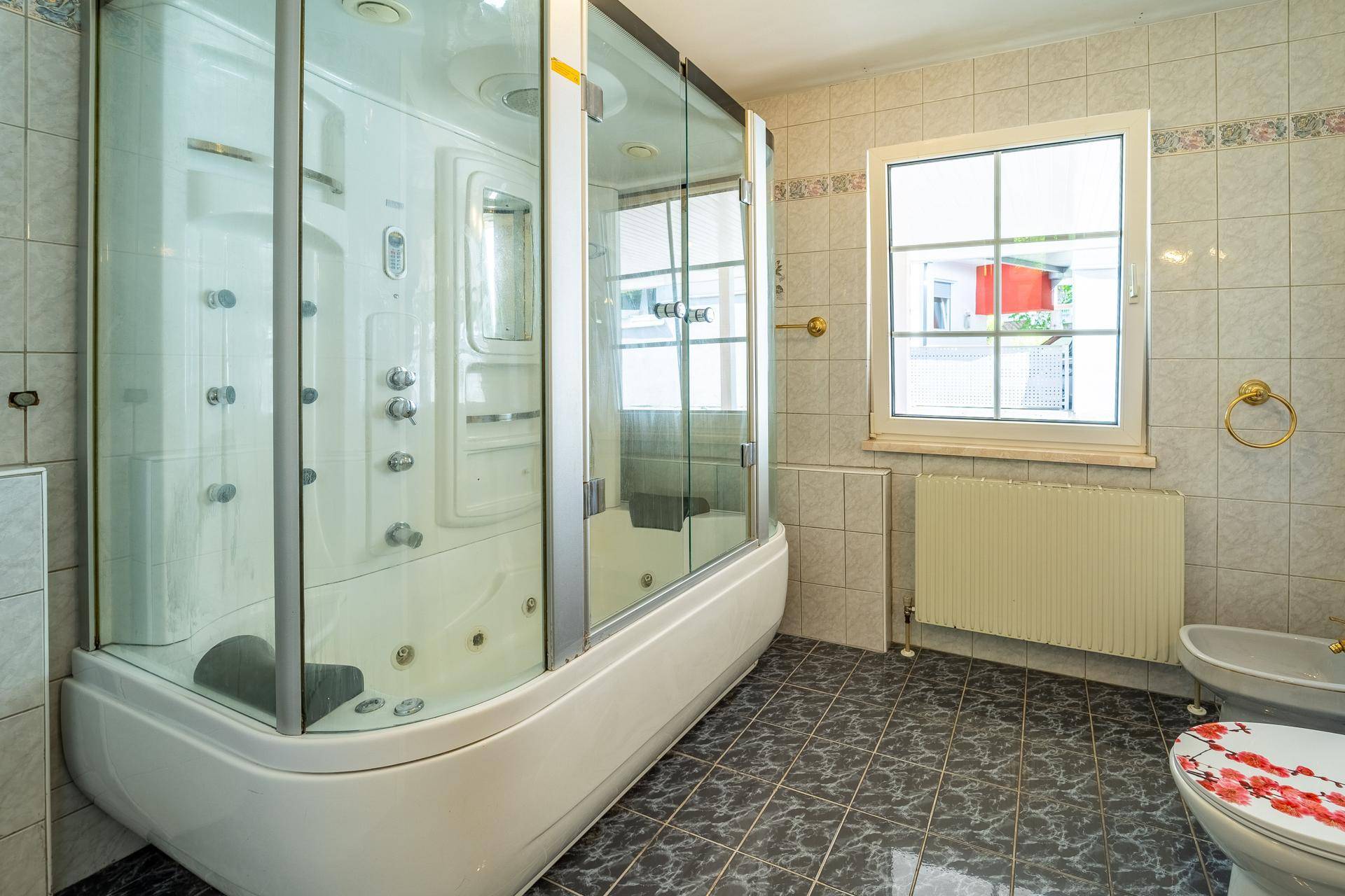 Badezimmer mit Badewanne