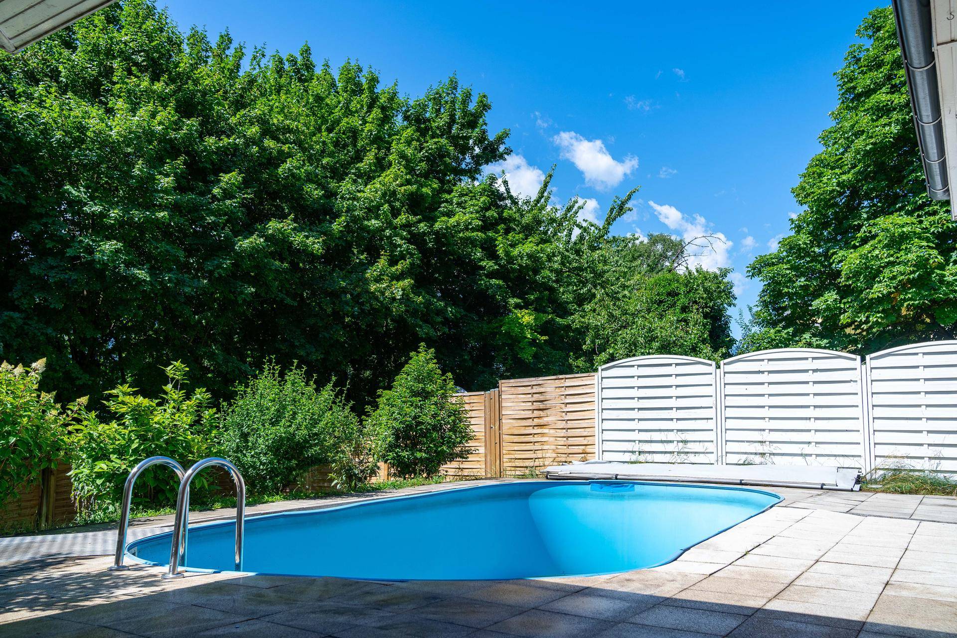 Terrasse mit Pool