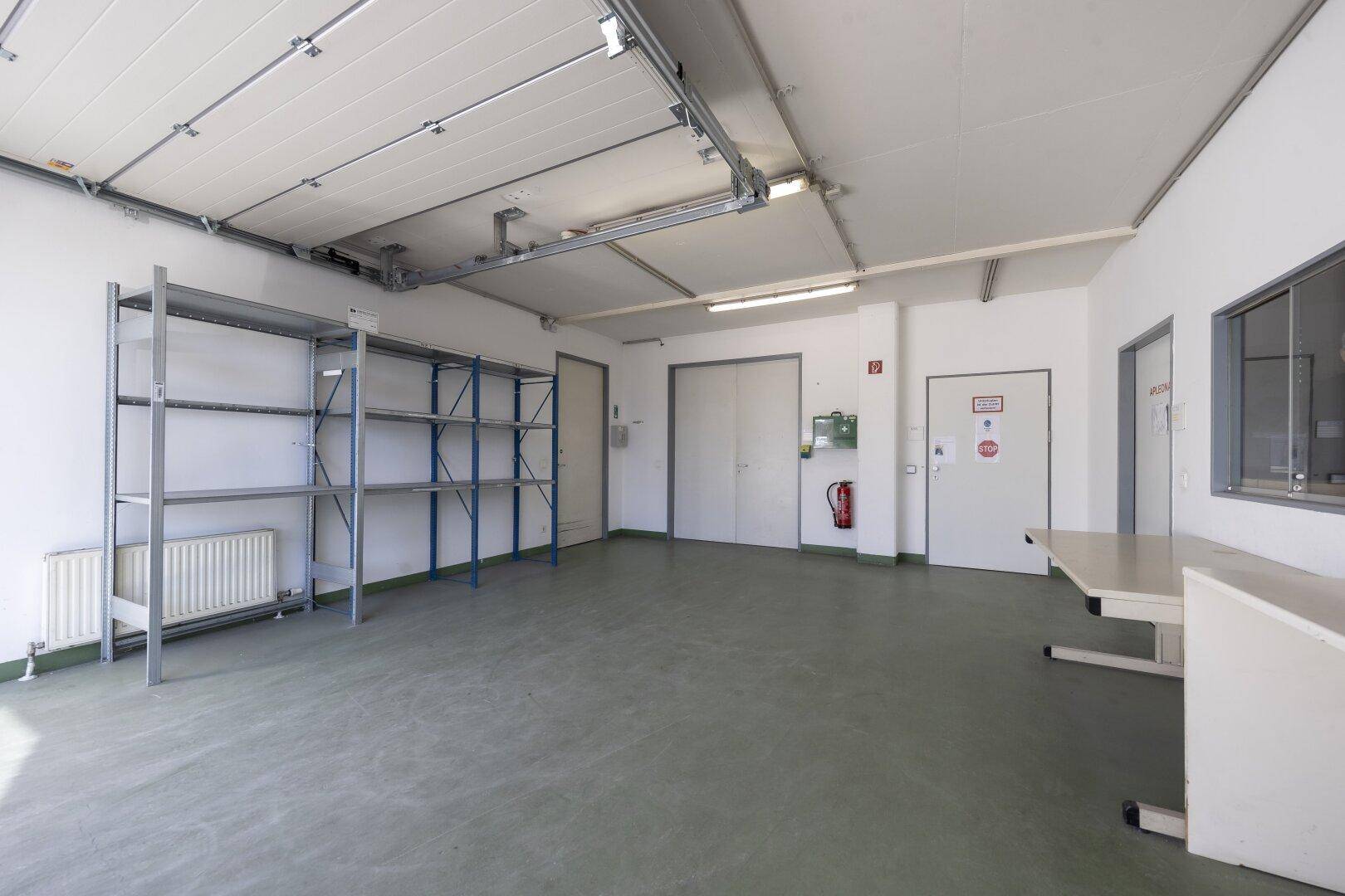 TOP Gewerbeflächen mit Bürotrakt und Rolltor - ebenerdig befahrbar in Salzburg Nord - Ansicht 2