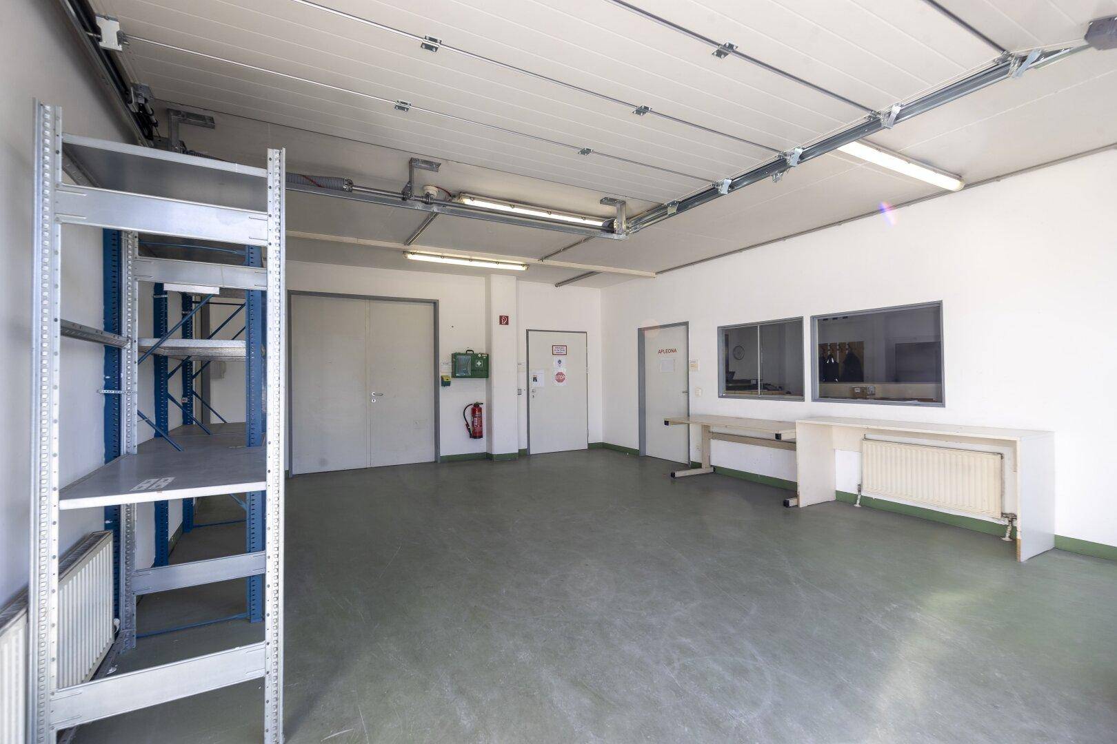 TOP Gewerbeflächen mit Bürotrakt und Rolltor - ebenerdig befahrbar in Salzburg Nord - Ansicht 3