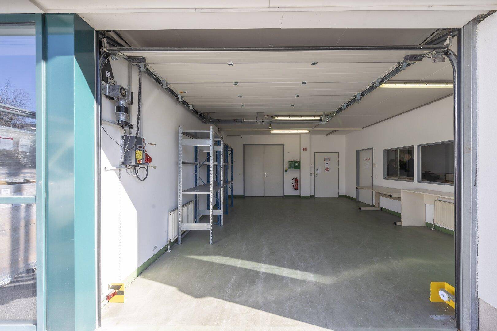 TOP Gewerbeflächen mit Bürotrakt und Rolltor - ebenerdig befahrbar in Salzburg Nord - Ansicht 4