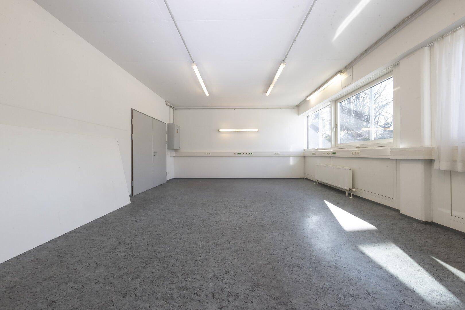 TOP Gewerbeflächen mit Bürotrakt und Rolltor - ebenerdig befahrbar in Salzburg Nord - Ansicht 5