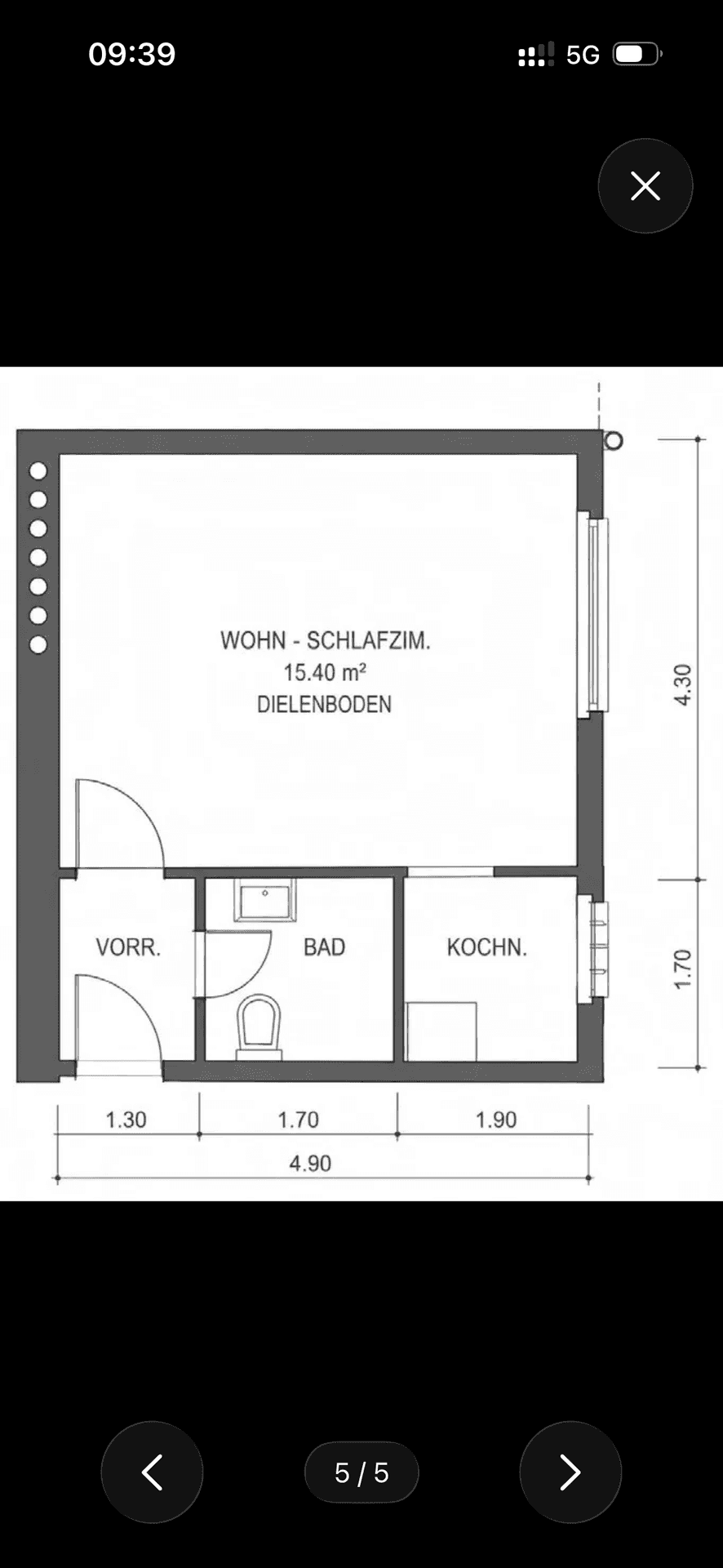 Grundriss einer kleinen Wohnung mit kombiniertem Wohn-Schlafzimmer, Bad, Kochnische und Balkon.