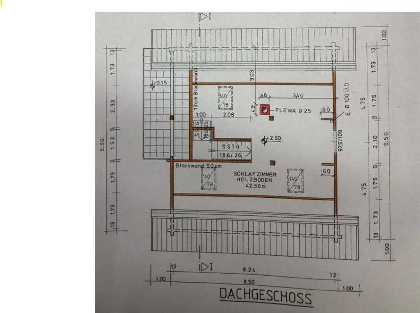Grundriss des Dachgeschosses mit Schlafzimmer und offenem Wohnbereich.