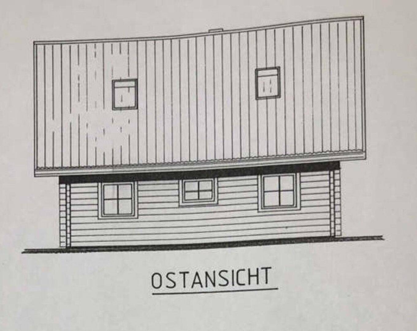 Ostansicht eines Gebäudes mit Holzfassade und Fenstern im Erdgeschoss und Dachbereich.