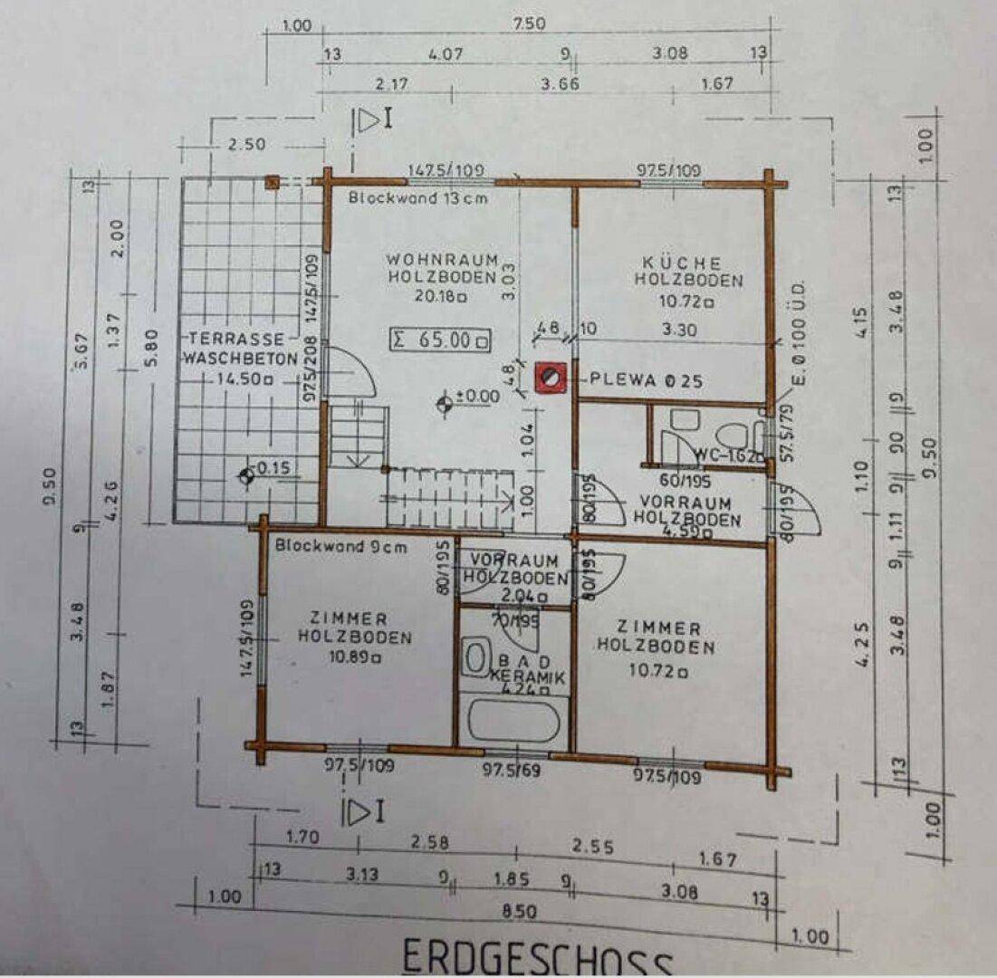 Grundriss des Erdgeschosses mit Wohnraum, Küche, Bad und Terrasse.
