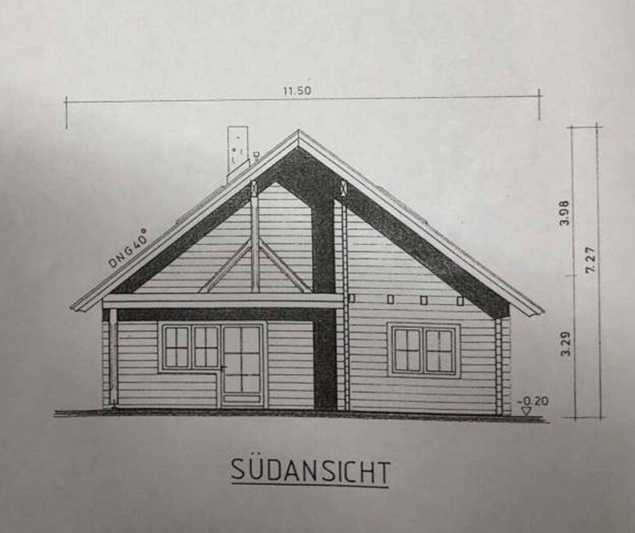 Südansicht eines Gebäudes mit Giebeldach, Holzfassade, großen Fenstern und einem Schornstein.