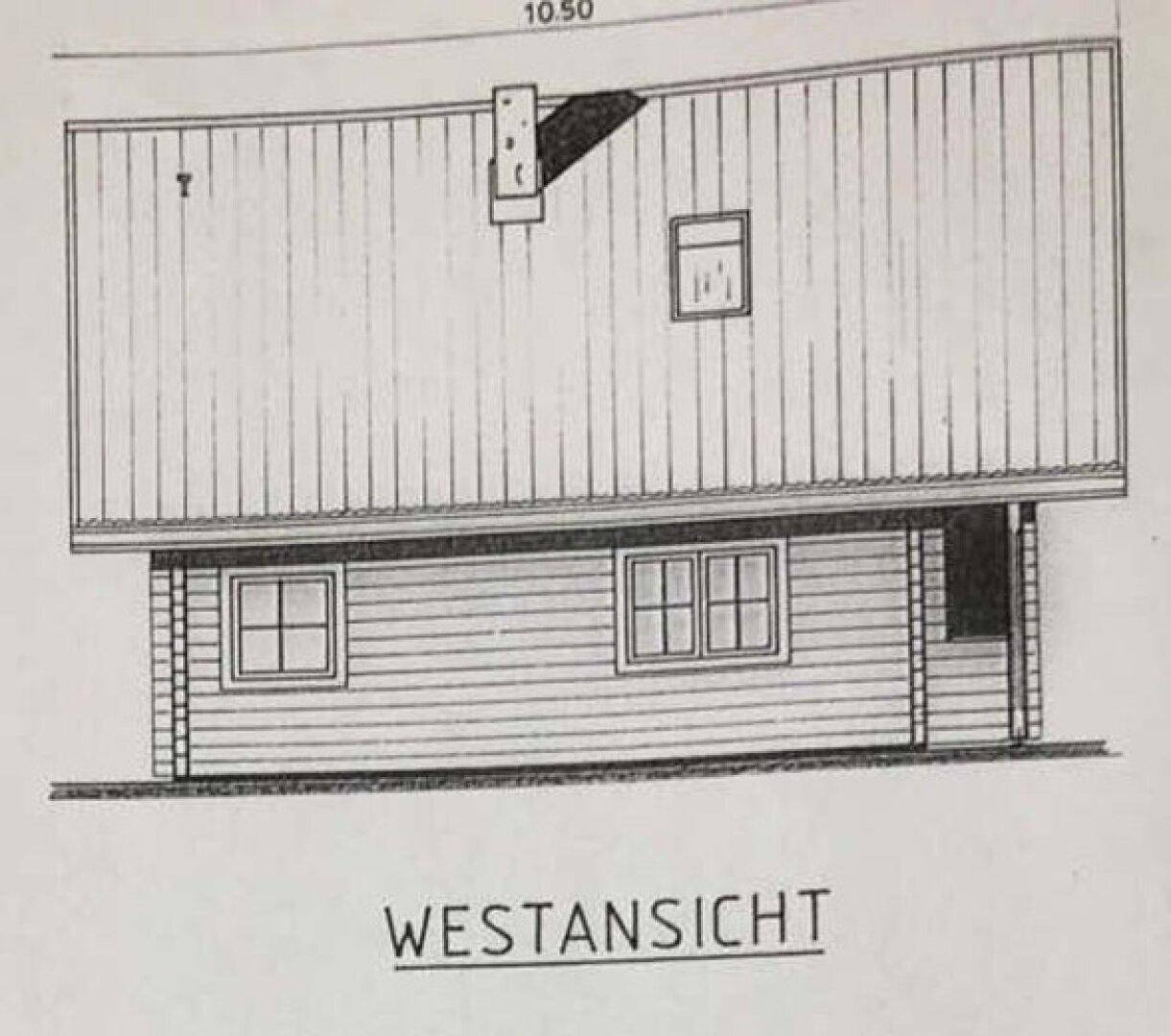 Westansicht eines Gebäudes mit Holzfassade, Fenstern und einem sichtbaren Schornstein.