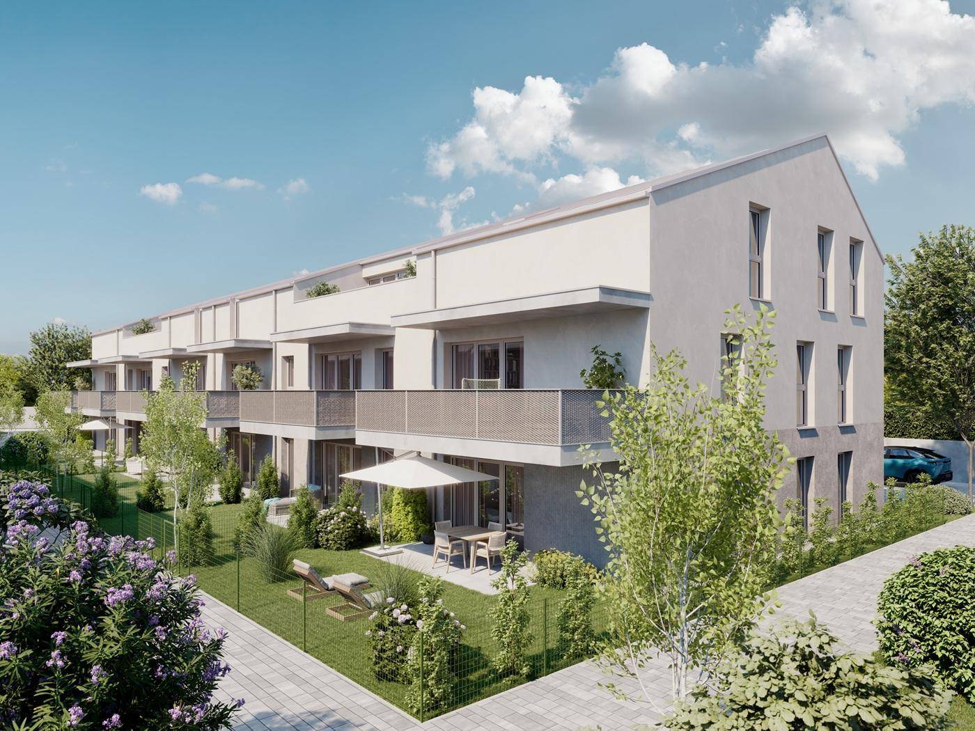 Moderne Wohnanlage mit mehreren Balkonen und Terrassen, umgeben von grünen Gärten und Bäumen.