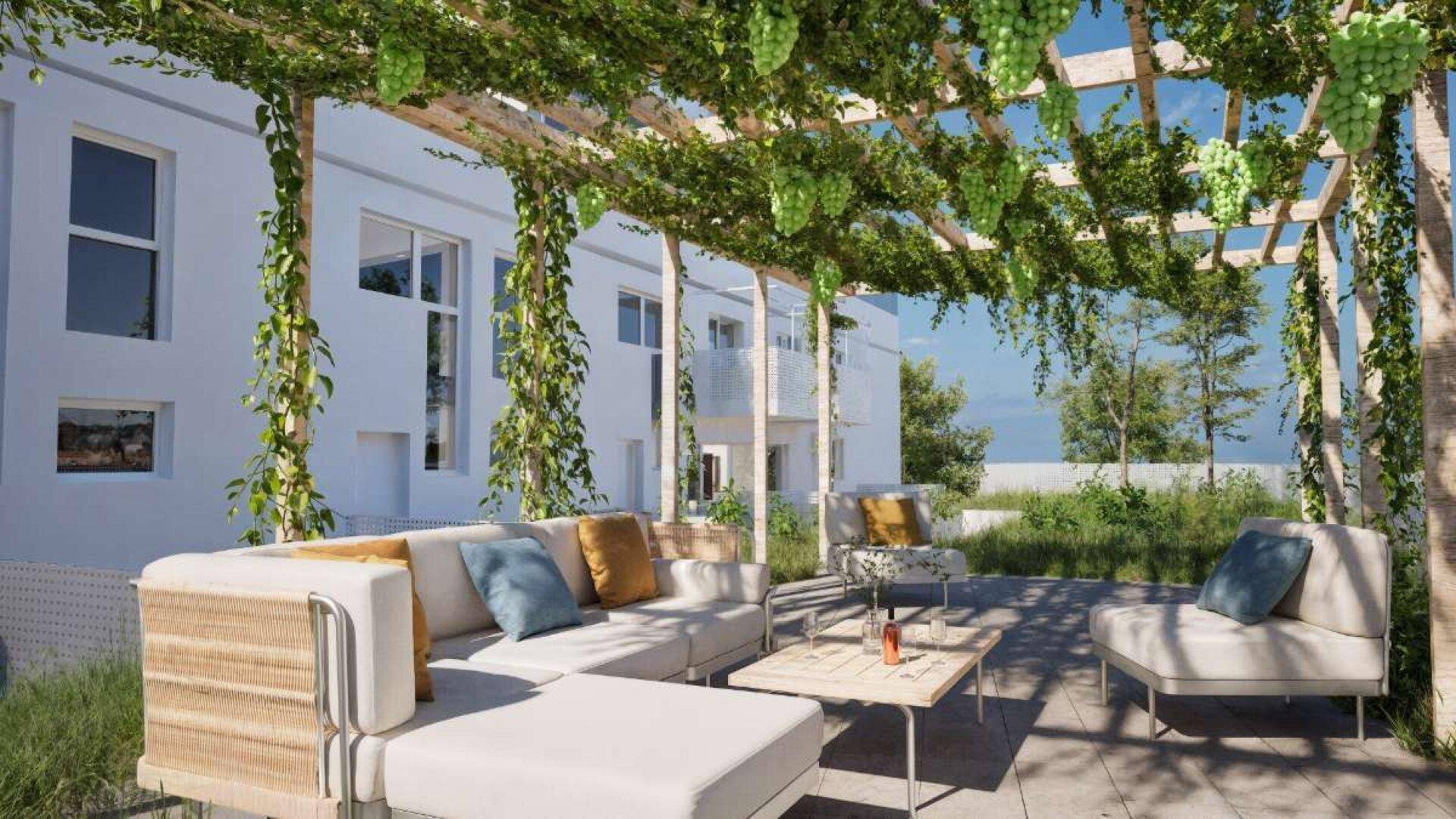 Gemütliche Terrasse mit Pergola, bequemen Outdoor-Möbeln und viel Grün für entspannte Stunden.