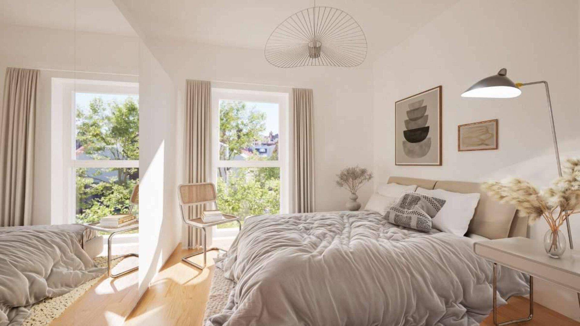 Helles Schlafzimmer mit modernem Design, Holzboden und großen Fenstern mit Blick ins Grüne.