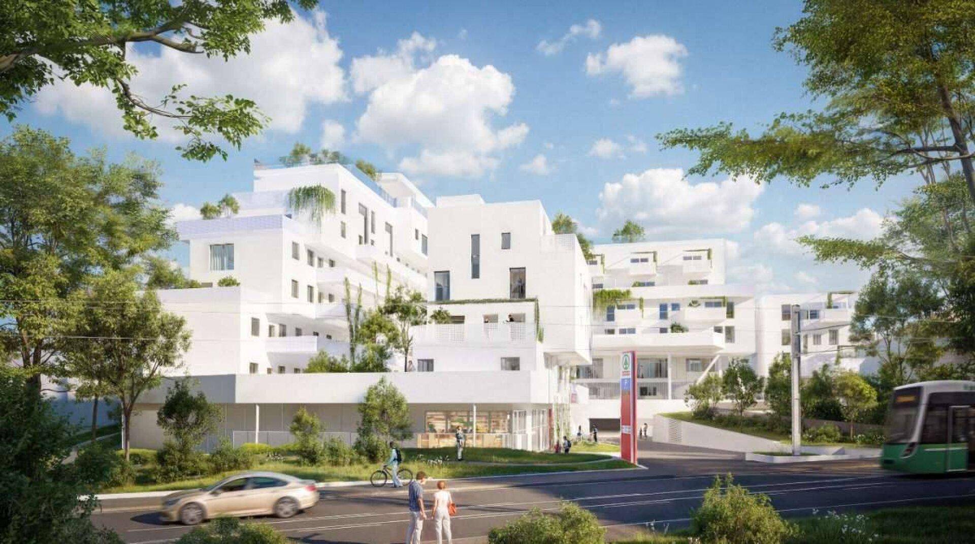 Moderne Wohnanlage mit weißer Fassade, gestuften Balkonen und viel Grün in städtischer Umgebung.