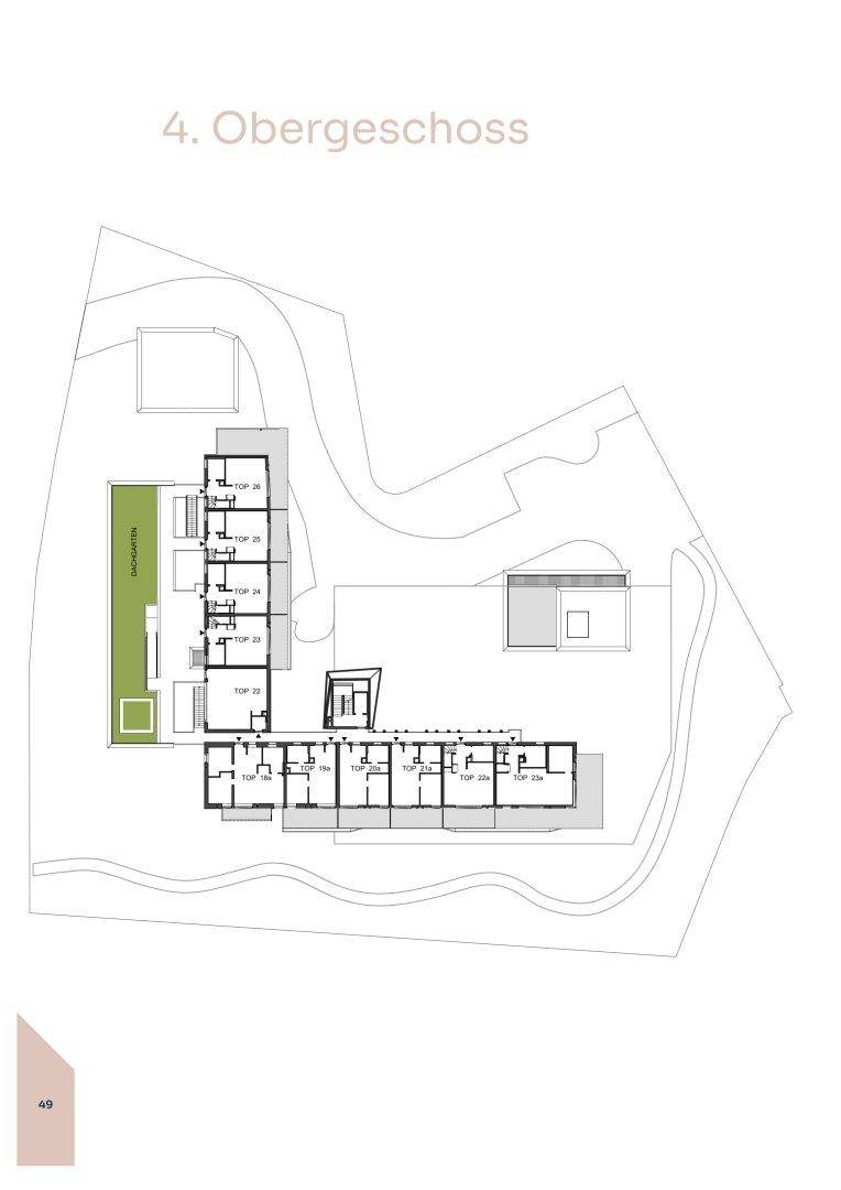 Grundriss des vierten Obergeschosses mit Wohnungen und einer großen Dachterrasse.