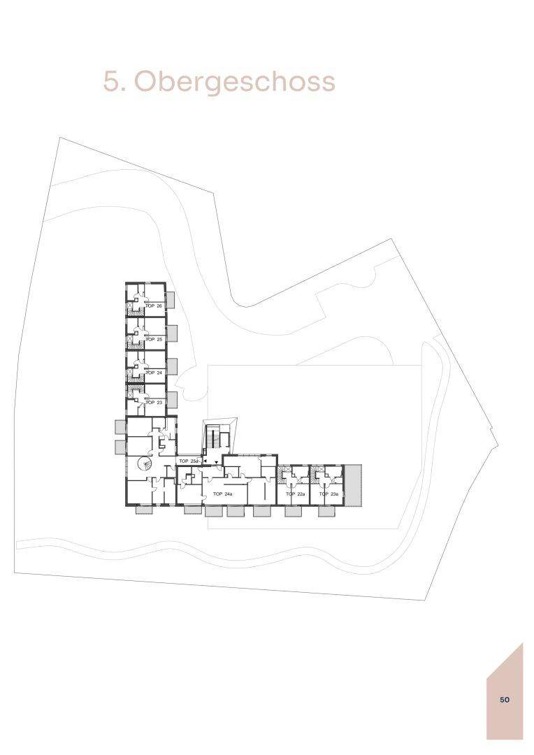 Grundriss des fünften Obergeschosses mit mehreren Wohneinheiten und umlaufenden Terrassen.