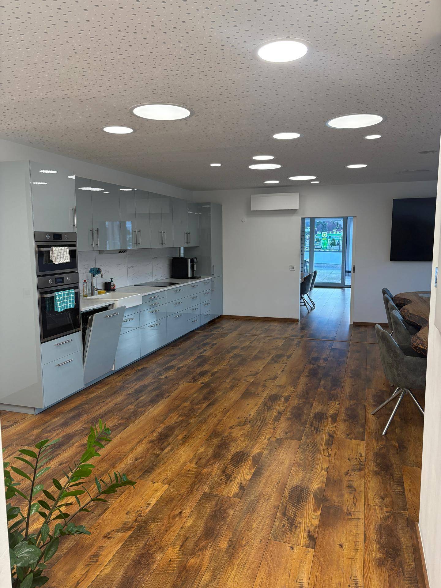 Exklusive, modern renovierte Wohnung mit großer Terrasse in Seeboden - Ansicht 3