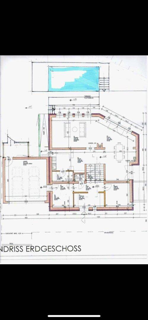 Grundriss des Erdgeschosses mit Wohnbereich, Küche und Zugang zum Pool.