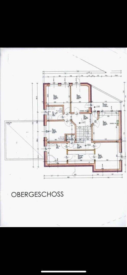 Grundriss des Obergeschosses mit Schlafzimmern und Badezimmern.