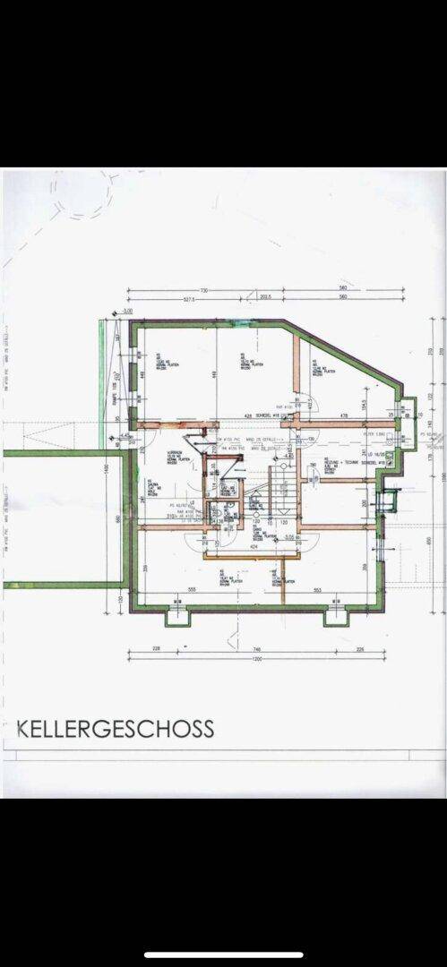 Grundriss des Kellergeschosses mit verschiedenen Räumen und Abmessungen.