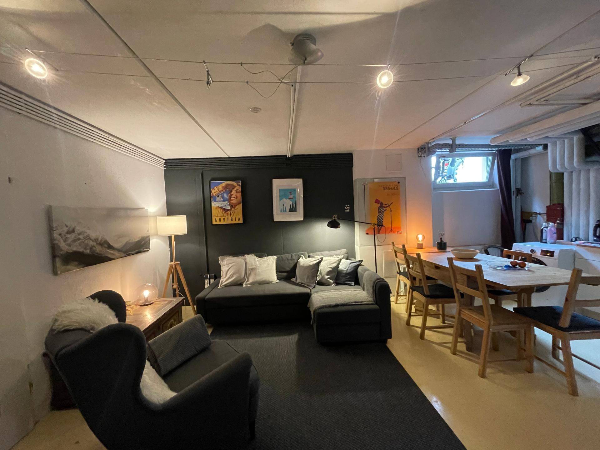 Geräumiger Wohn- und Essbereich mit Sofa, Esstisch und indirekter Beleuchtung.