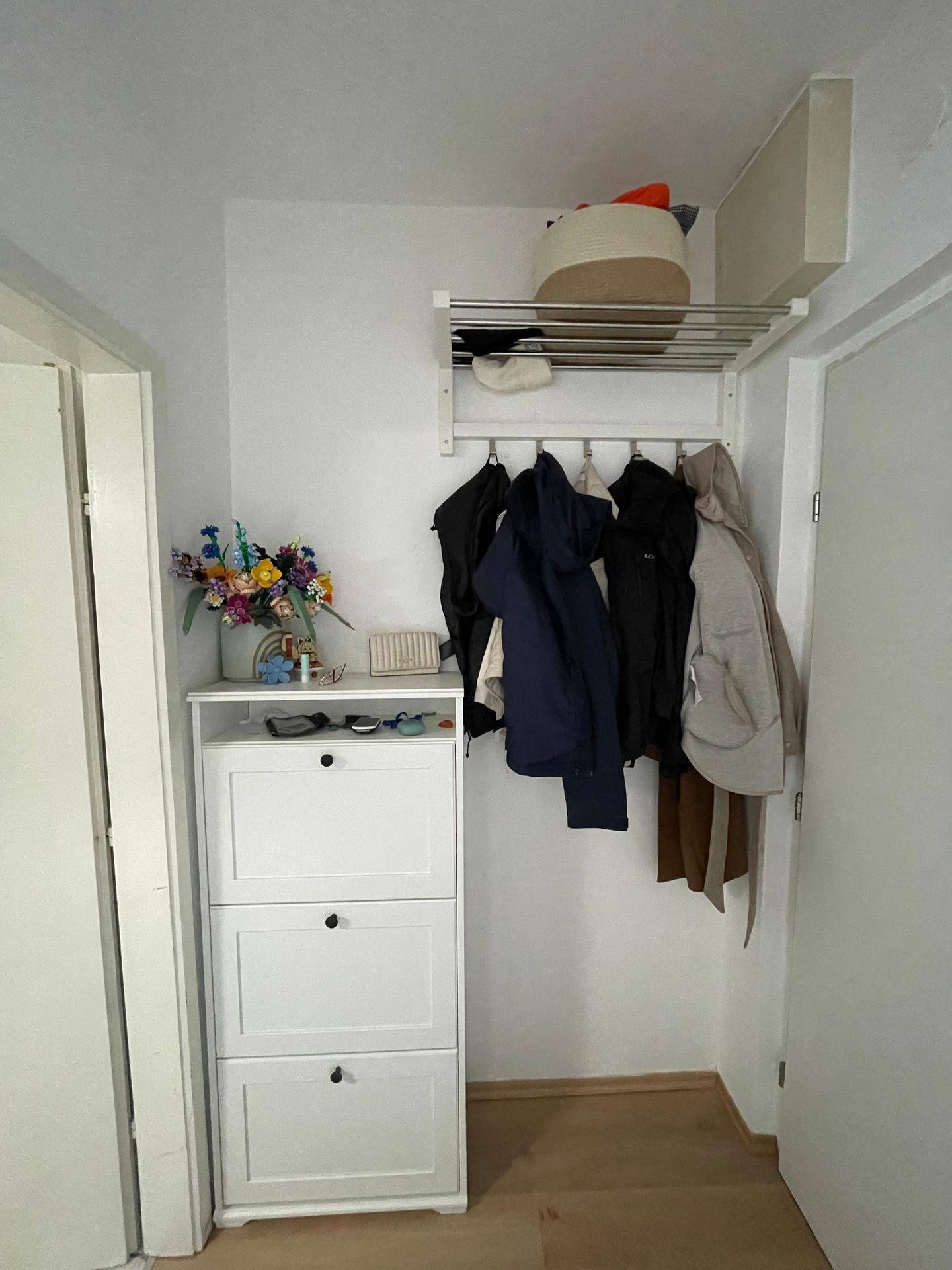 Eingangsbereich mit praktischer Garderobe, Schuhschrank und Ablagefläche.