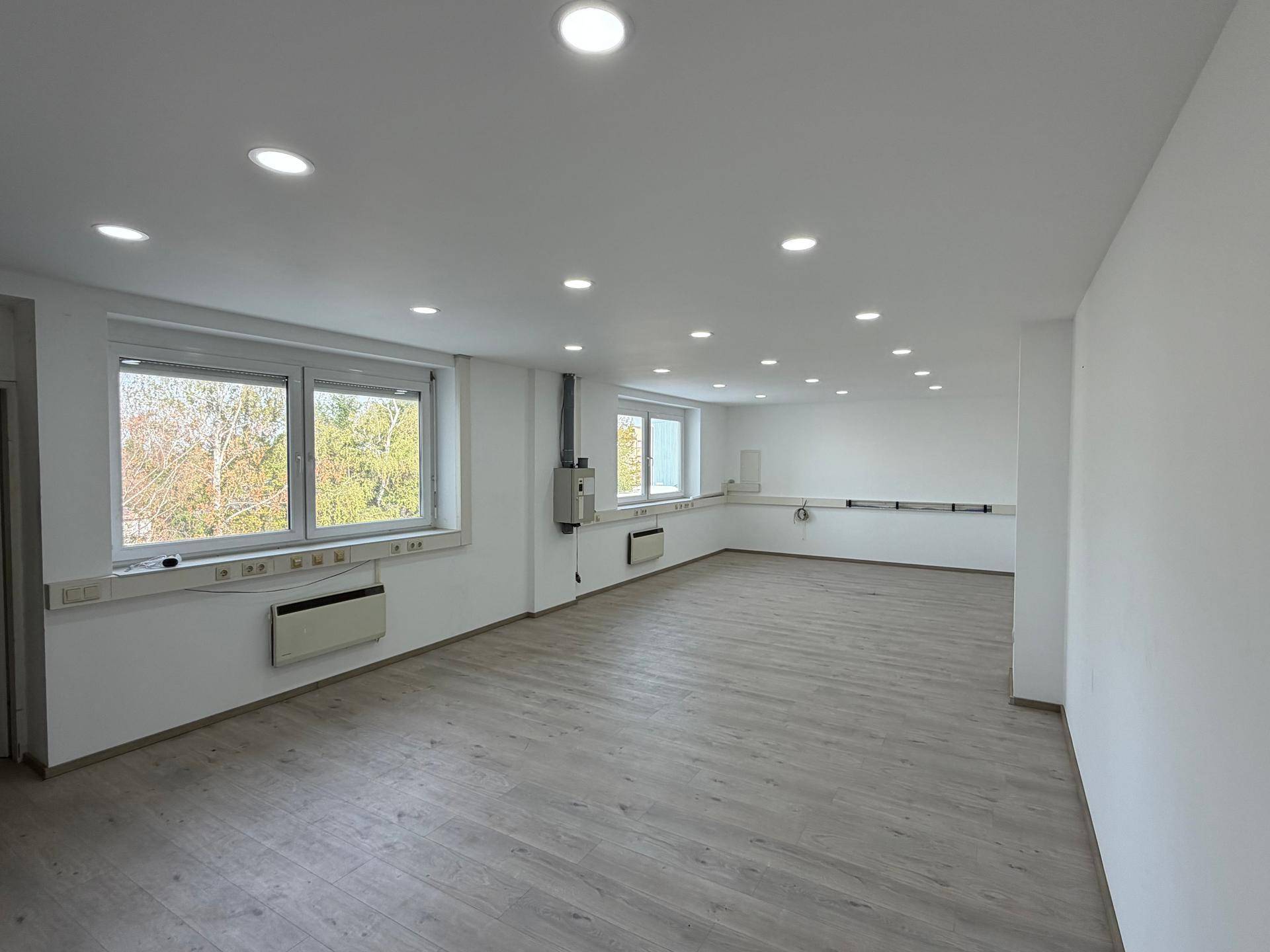 Großer, heller Büroraum mit zahlreichen Fenstern, die eine gute Belichtung und Ausblick bieten.