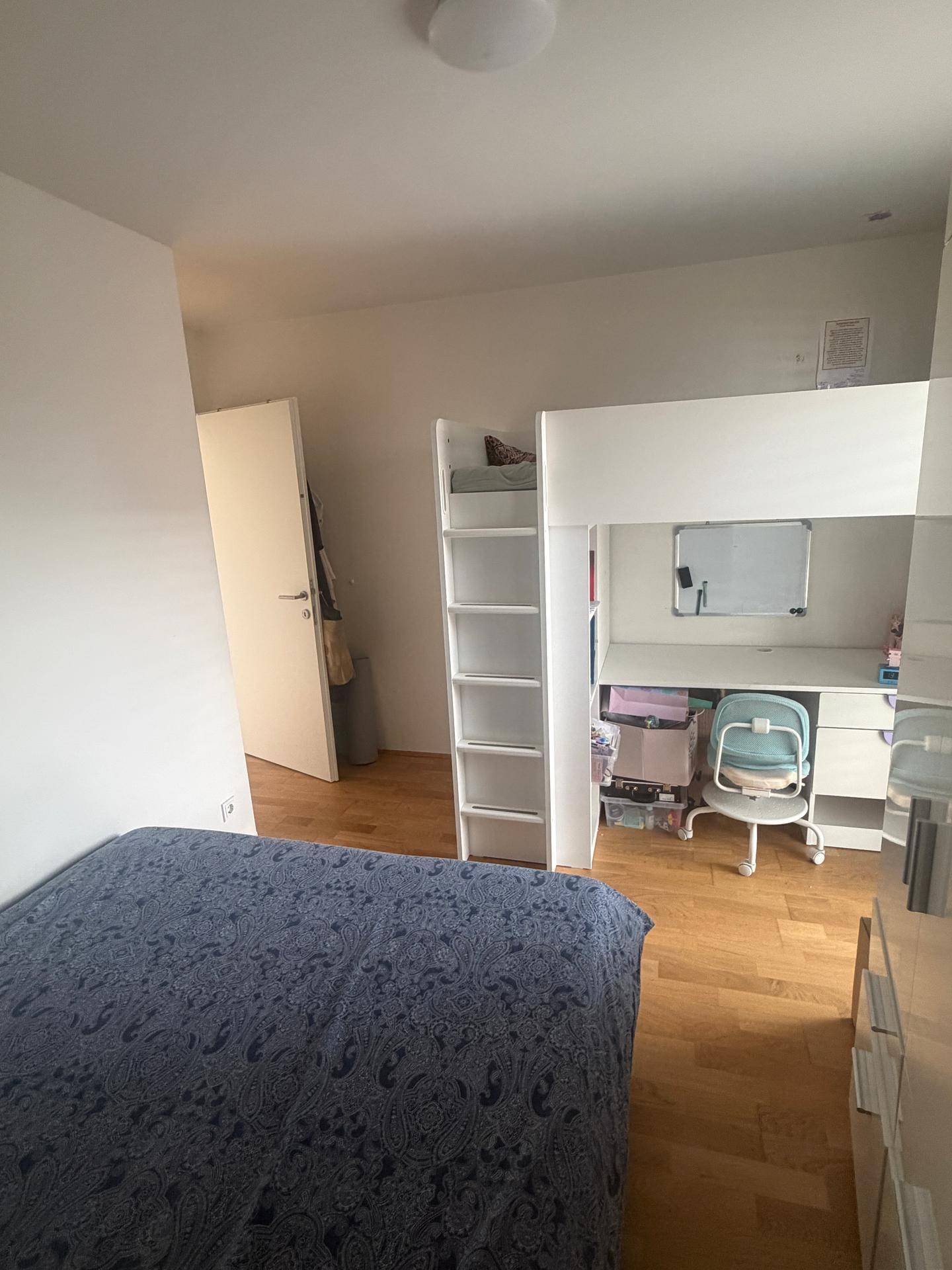 Kinderzimmer mit Hochbett, Schreibtisch und Stauraum, ideal für junge Bewohner.