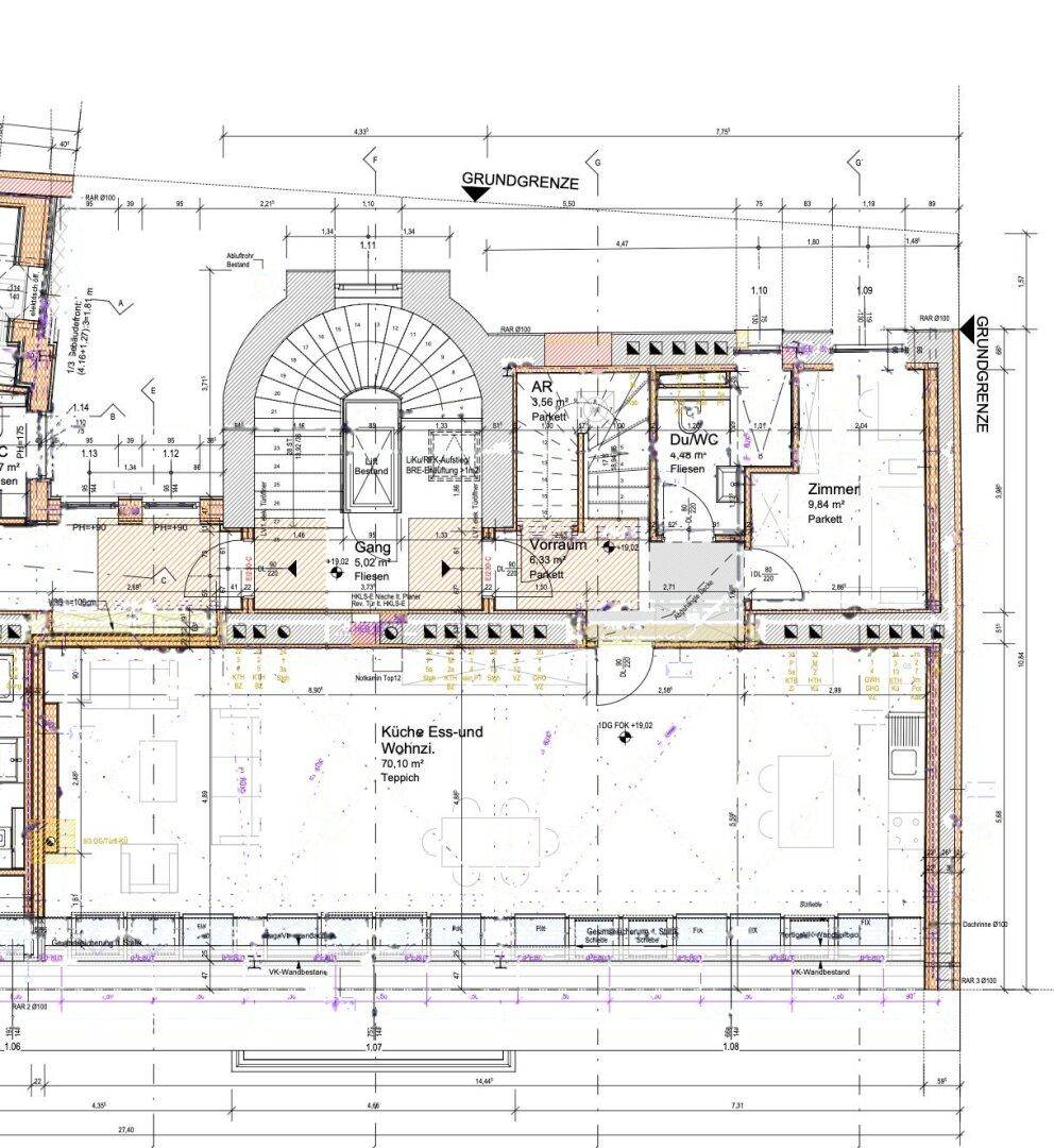 Detaillierter Grundriss mit offenem Küchen-, Ess- und Wohnbereich sowie Treppenhaus.