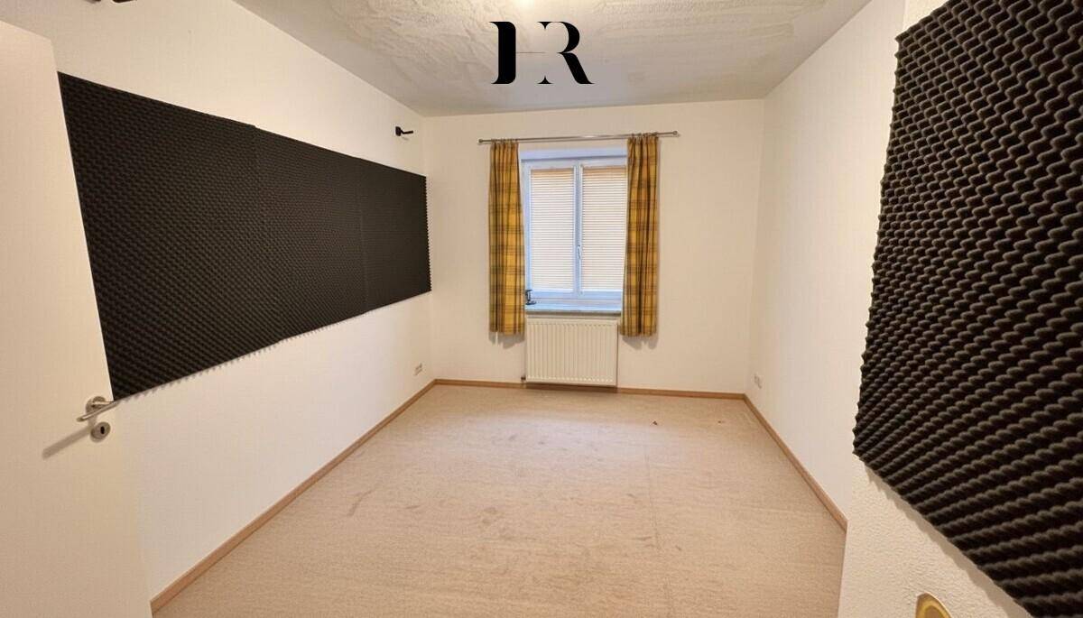 Zimmer mit Schallschutzplatten und Fenster, ideal als Hobbyraum oder Musikzimmer.
