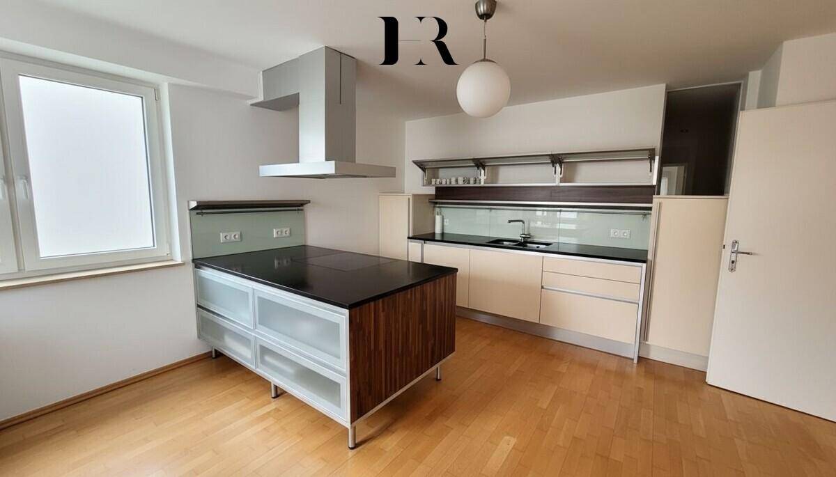 Moderne Küche mit Kochinsel, Dunstabzugshaube und viel Stauraum, bereit für kulinarische Kreationen.