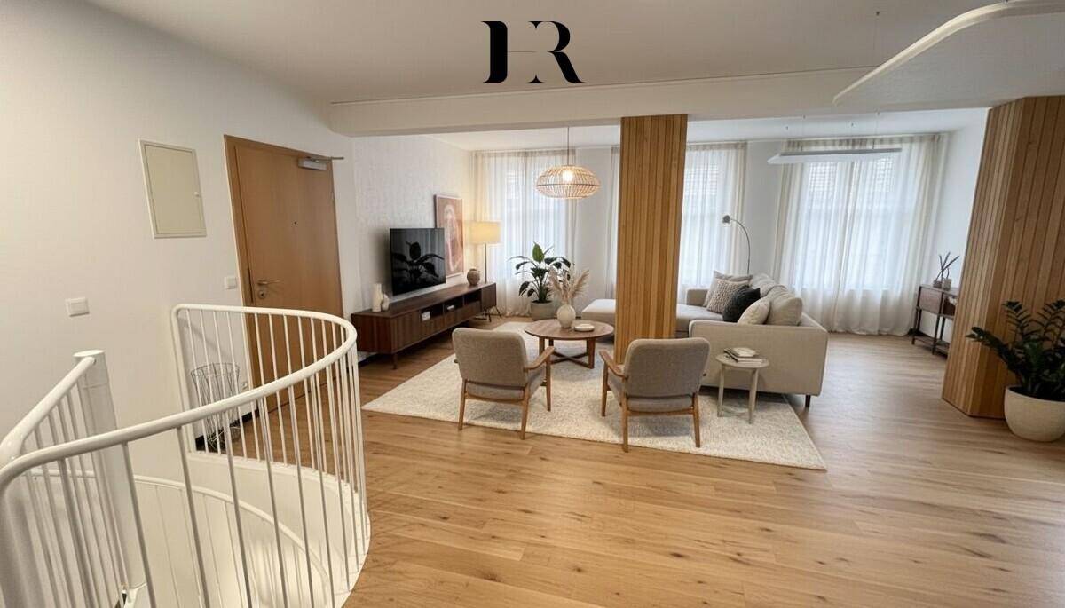Gemütliches Wohnzimmer mit Holzboden, modernen Möbeln, viel Tageslicht und Wendeltreppe.