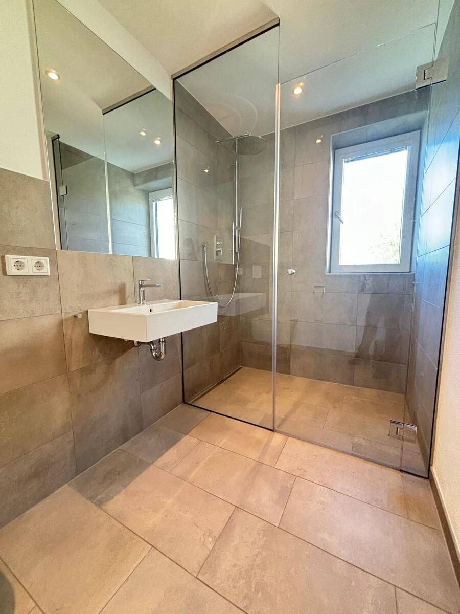 Dusche mit Glaswand