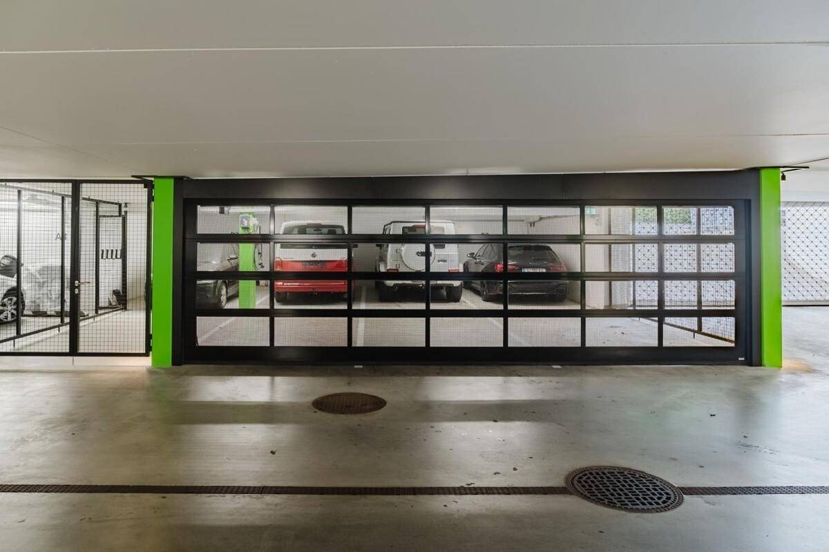 Tiefgarage mit modernen Garagentoren und sicheren Stellplätzen für Fahrzeuge.