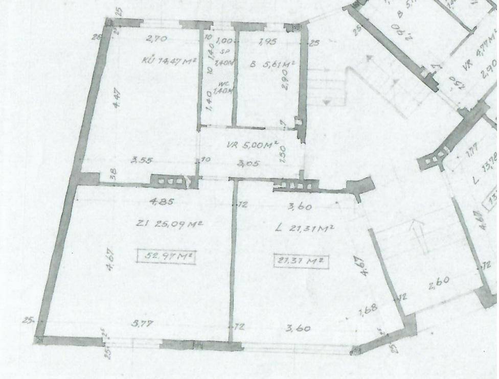 Handgezeichneter Grundriss mit Raumaufteilung und Flächenangaben.