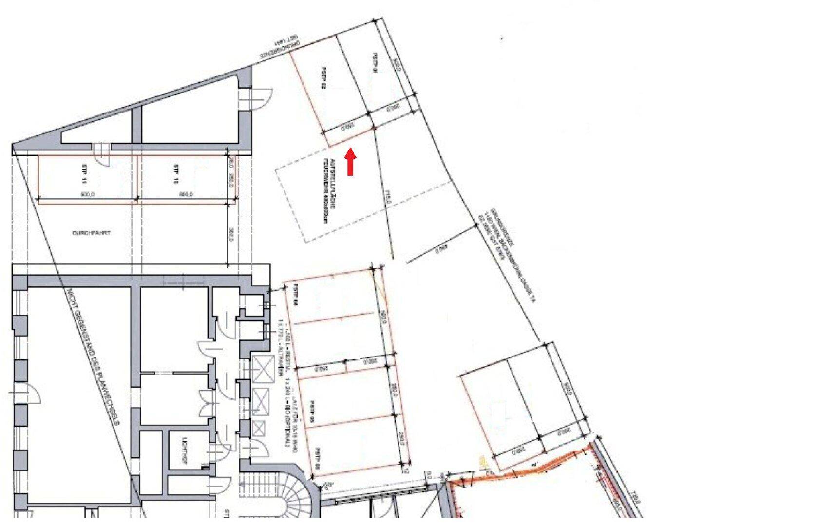 Grundrissplan zeigt die Anordnung von Parkplätzen und Zufahrtswegen im Außenbereich.