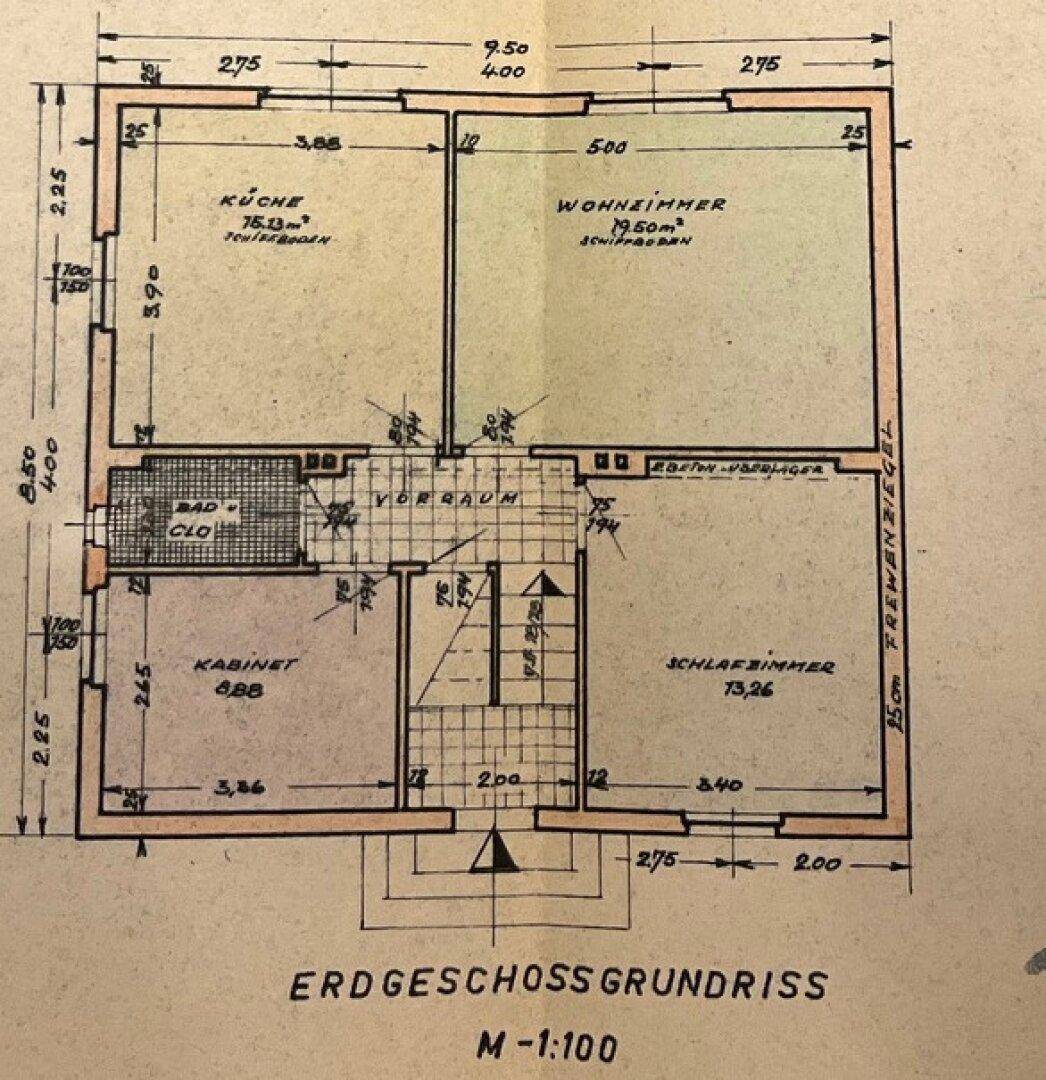 Grundriss des Erdgeschosses mit Küche, Wohnzimmer, Schlafzimmer und Bad.