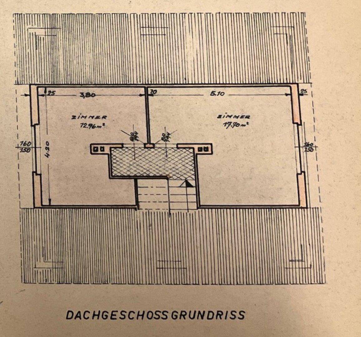 Grundriss des Dachgeschosses mit zwei Zimmern und Dachschrägen.