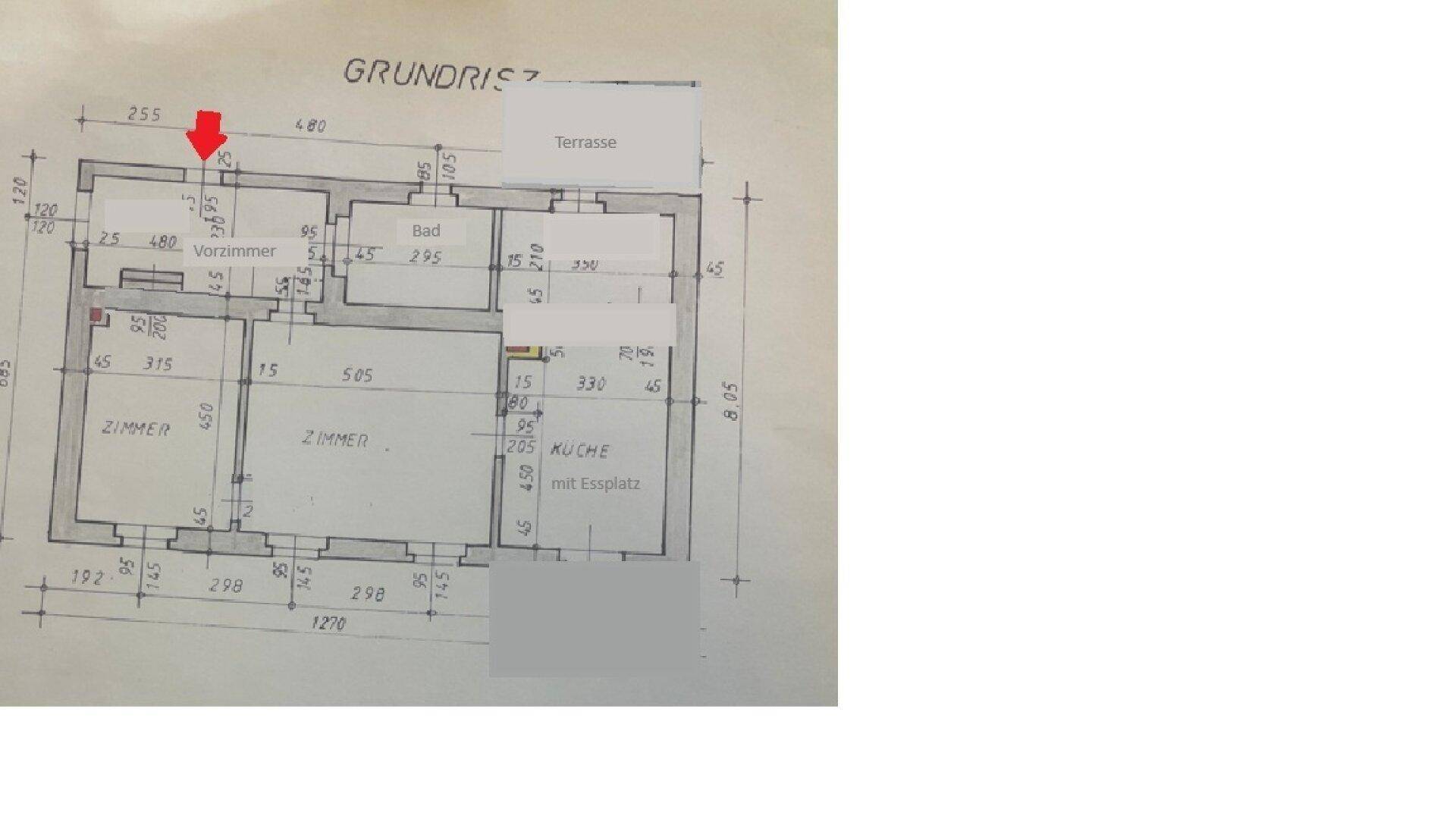 Detaillierter Grundrissplan einer Wohneinheit mit Terrasse, Küche mit Essplatz und mehreren Zimmern.
