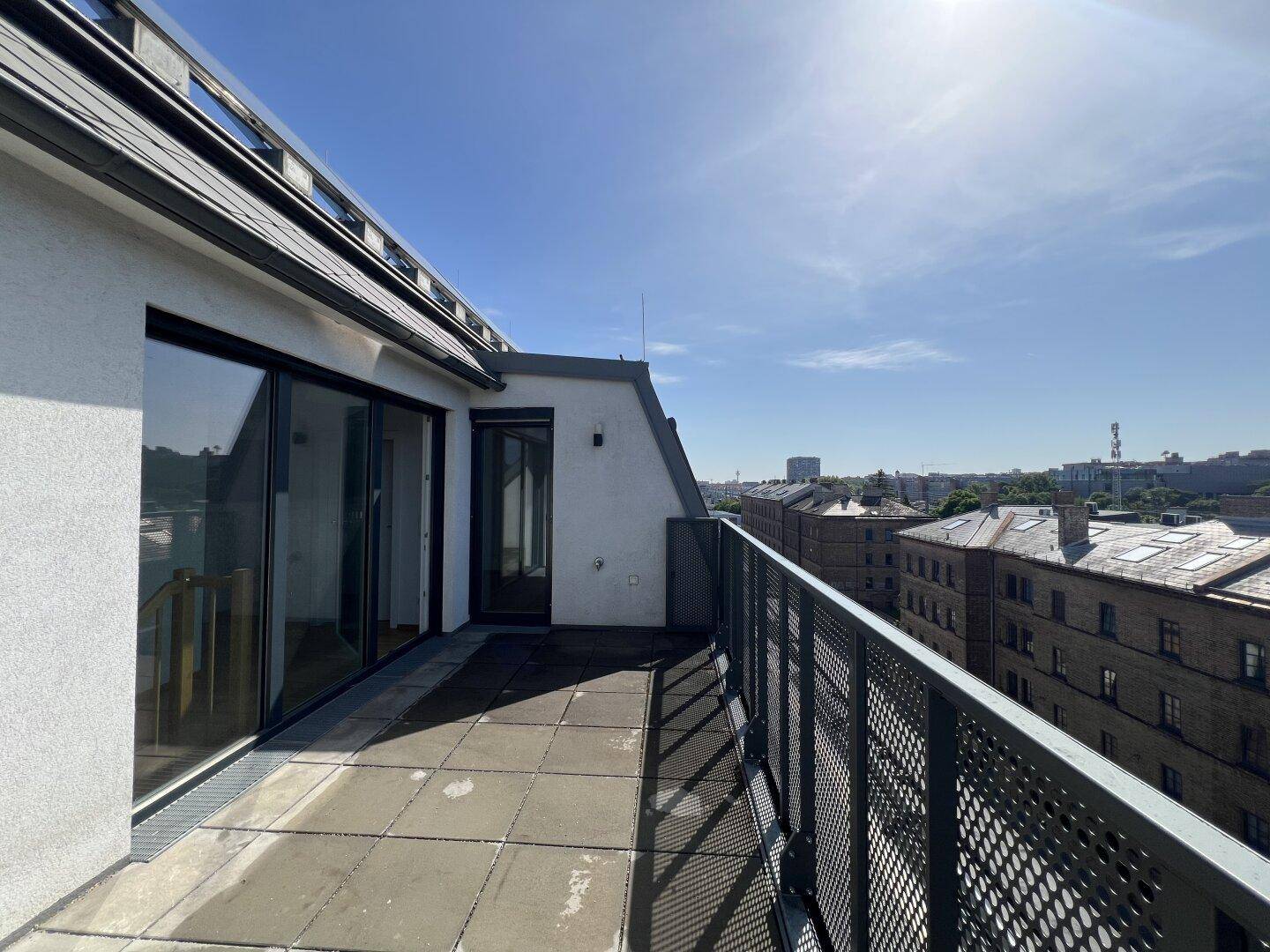 Baujahr 2020 - 4 Zimmer DG-Maisonette mit 15,75 m² Terrasse - Ansicht 2