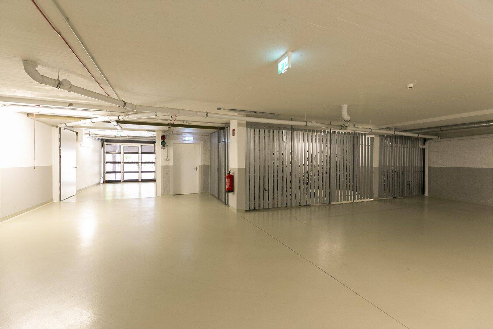 Tiefgarage mit Stellplätzen und abschließbaren Abstellräumen.